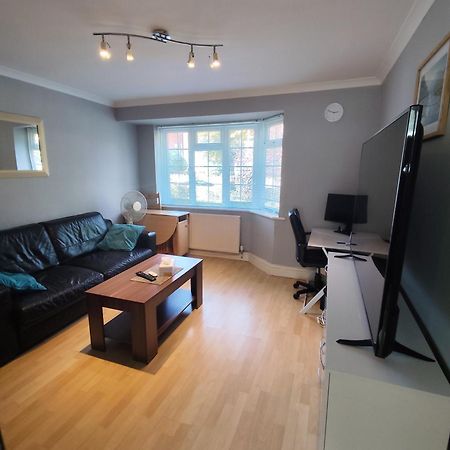 2 Bed Flat Near Station With Parking&Comgarden Apartment ซัตทอน ภายนอก รูปภาพ