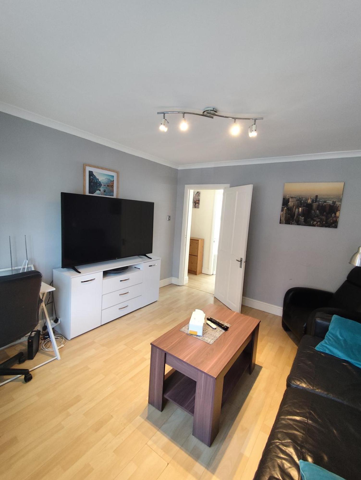 2 Bed Flat Near Station With Parking&Comgarden Apartment ซัตทอน ภายนอก รูปภาพ