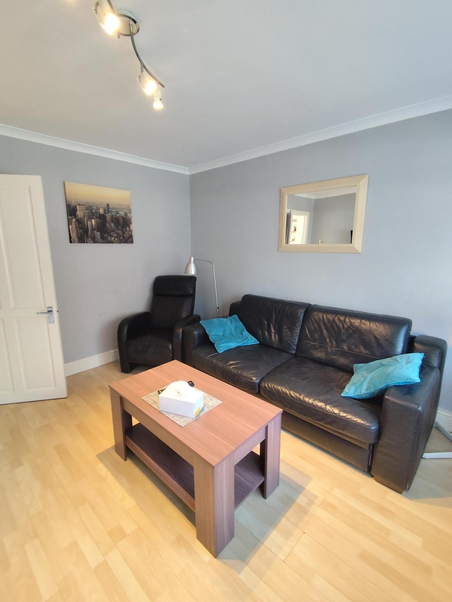 2 Bed Flat Near Station With Parking&Comgarden Apartment ซัตทอน ภายนอก รูปภาพ